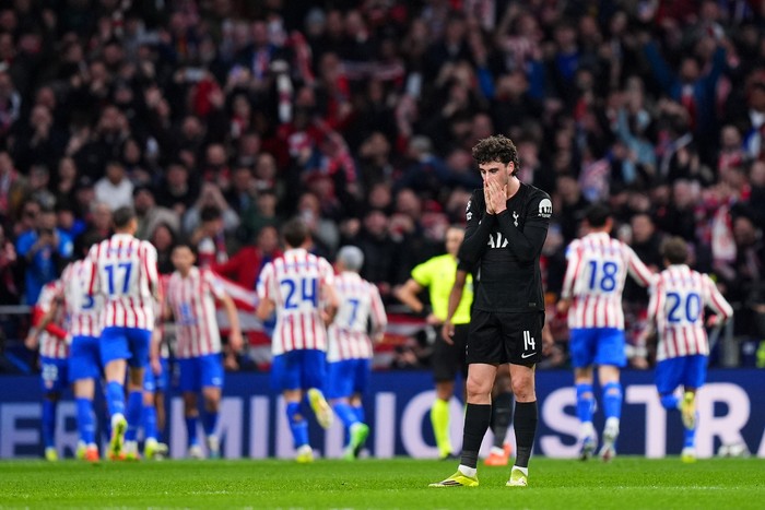 **Viral Suporter Atletico Bikin Sandwich di Tengah Pembantaian Tottenham: Kisah Menakjubkan dari Kemenangan 5-2**