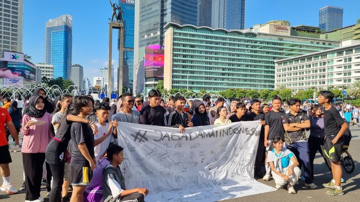 **Komunitas Pelajar Gelar Aksi Damai di CFD HI, Edukasi Bahaya Tawuran**
