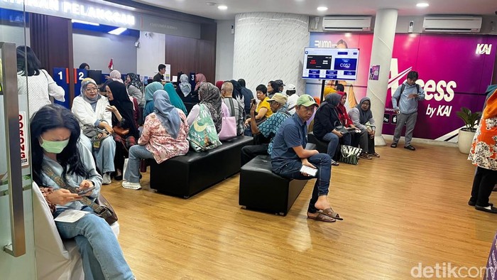 KA Tujuan Jogja Delay, Penumpang Gambir Beralih ke Pesawat, Apa Solusinya?