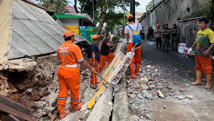 **Tembok SDN di Tebet Barat Roboh Usai Hujan Deras, 40 Meter Dinding Tercerai-berai**